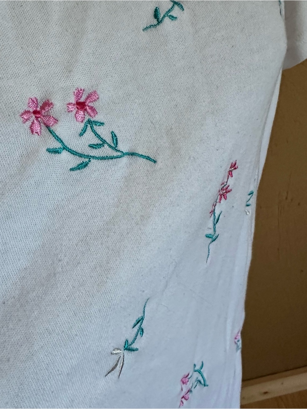 Jaclyn Smith White Short-Sleeve Tee with Pink & Green Floral Embroidery 90s - Picture 3 of 6